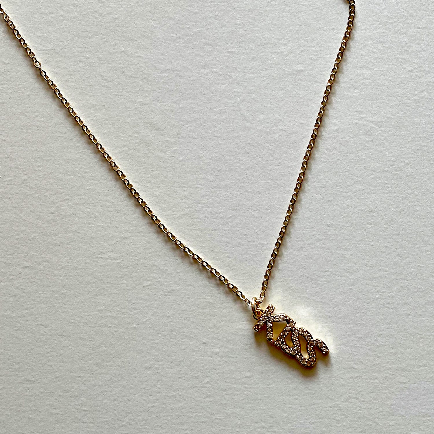 The kiss necklace