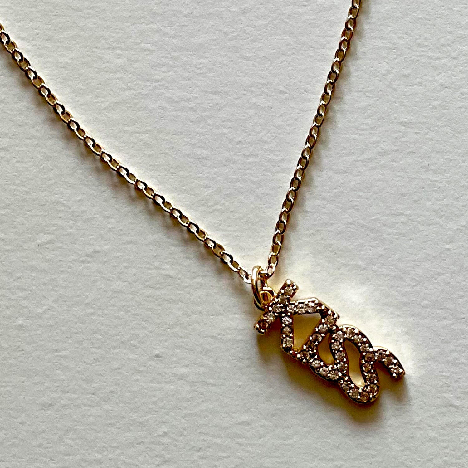 The kiss necklace
