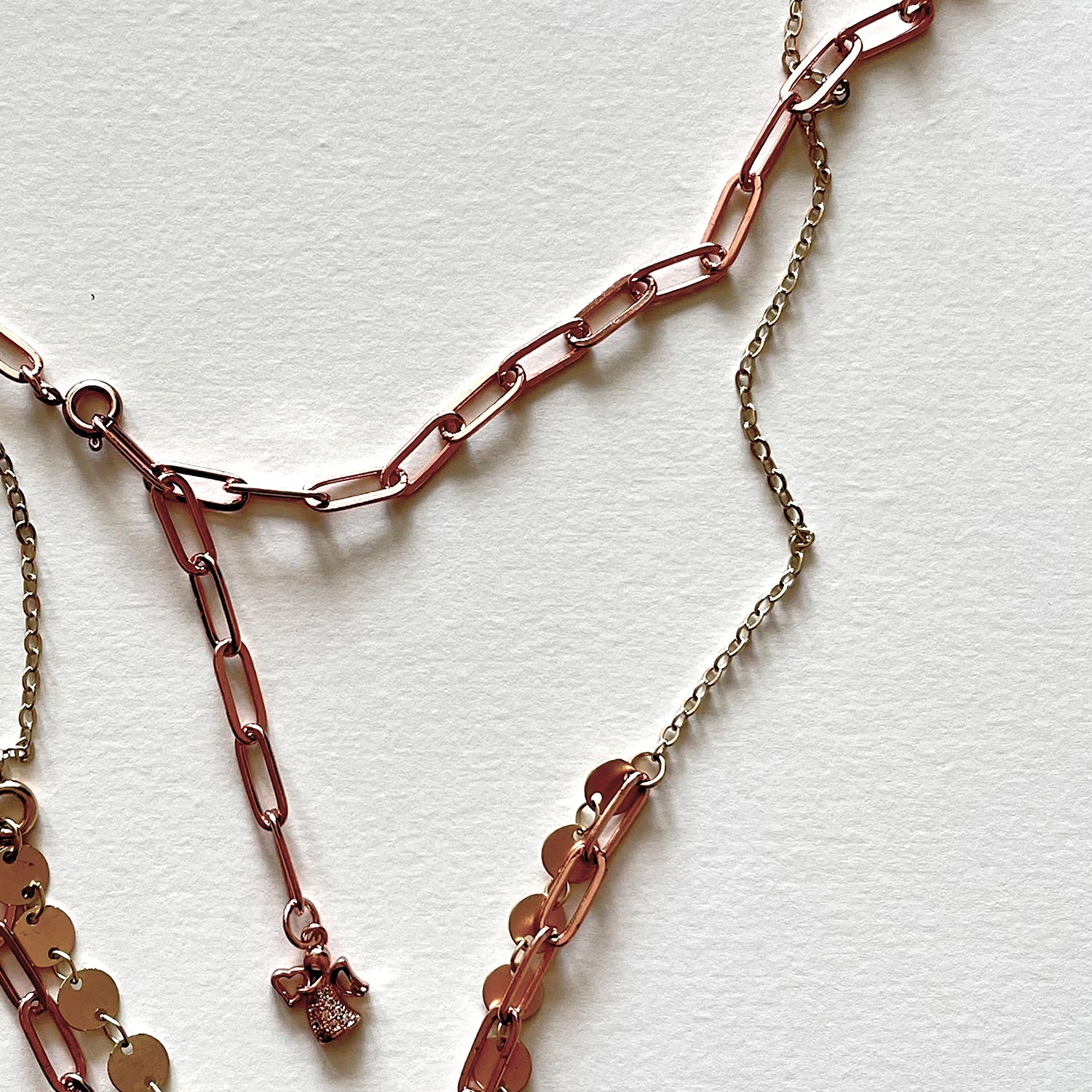 The white stone and rosa gold necklace