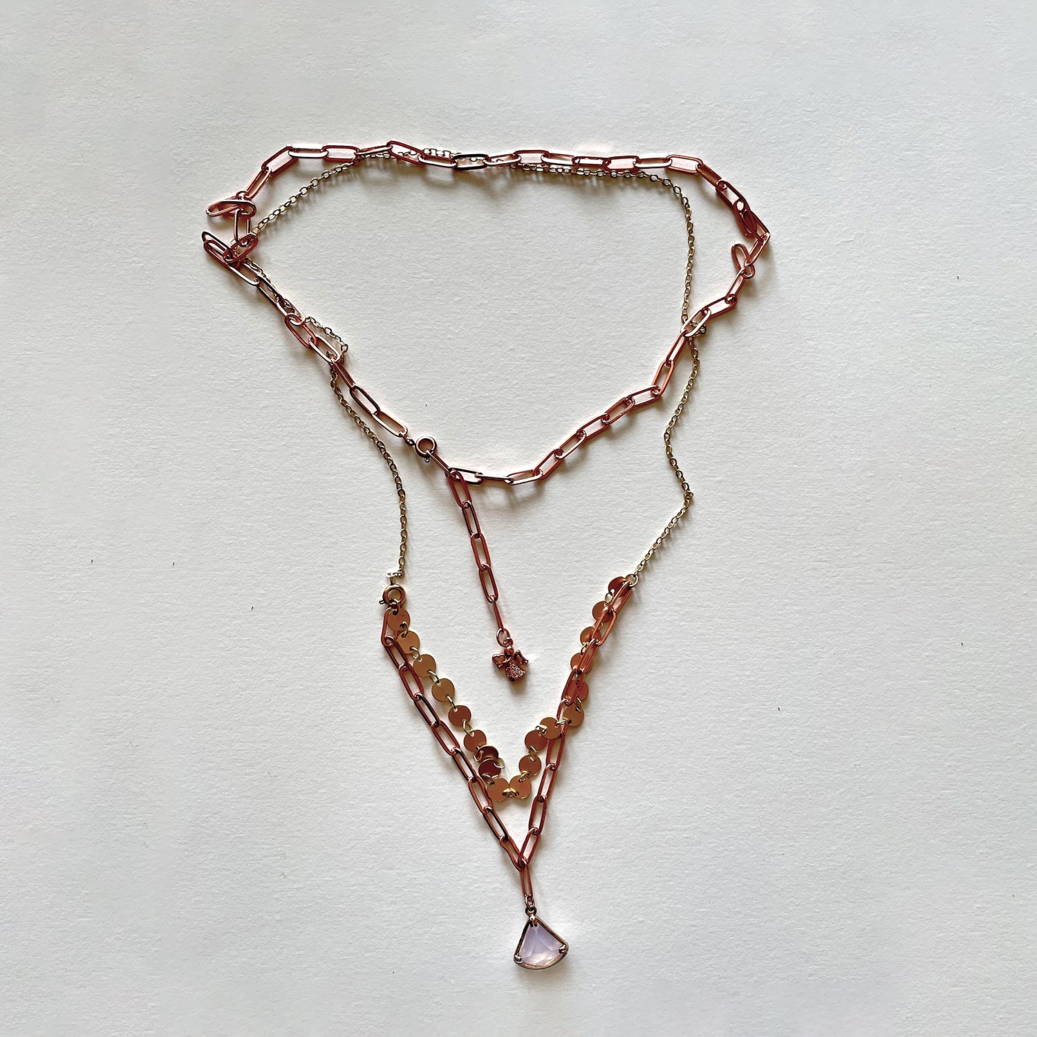 The white stone and rosa gold necklace